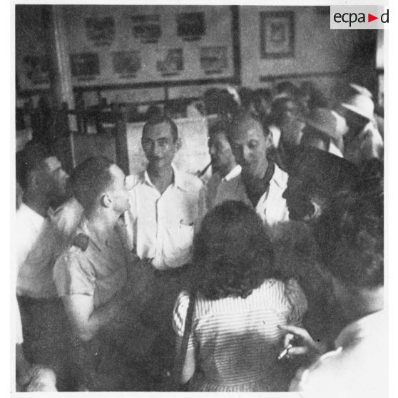 Différentes prises de vue d'une personnalité civile qui participe à l'inauguration du hall d'information de Saigon. [description provisoire]