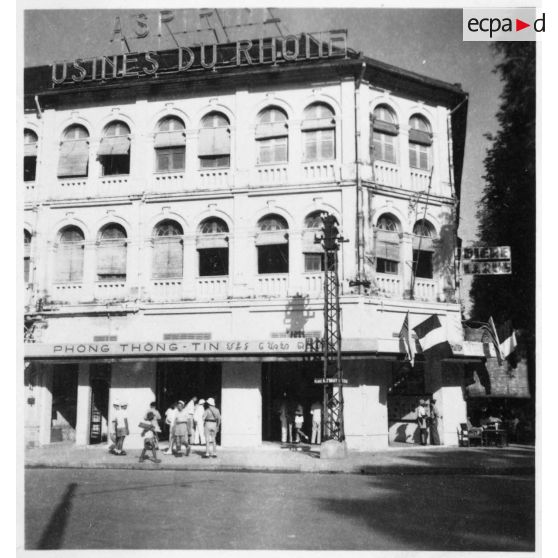 Plusieurs clichés du bâtiment qui abrite le nouveau hall d'information de Saigon pris le jour de son inauguration. [description provisoire]