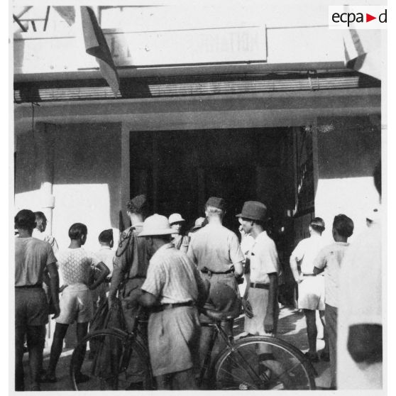 Plusieurs clichés du bâtiment qui abrite le nouveau hall d'information de Saigon pris le jour de son inauguration. [description provisoire]