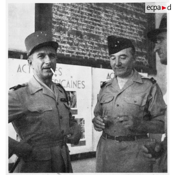 Le général Alessandri discute avec d'autres officiers généraux lors de l'inauguration hall d'information de Saigon.<br> [description provisoire]