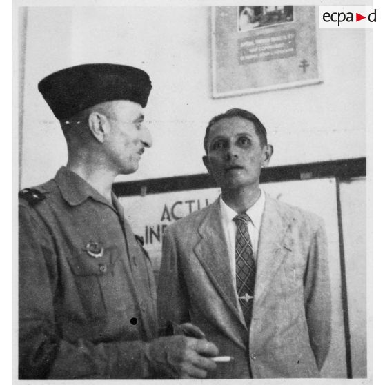 Le général Weiser discute avec une personnalité civile lors de l'inauguration du hall d'information de Saigon. [description provisoire]