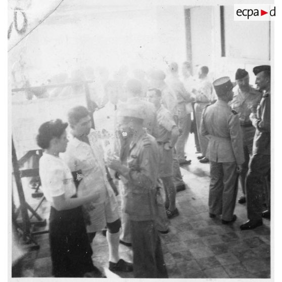 Les généraux Alessandri, Nyo et Weiser discutent lors de l'inauguration du hall d'information de Saigon. [description provisoire]