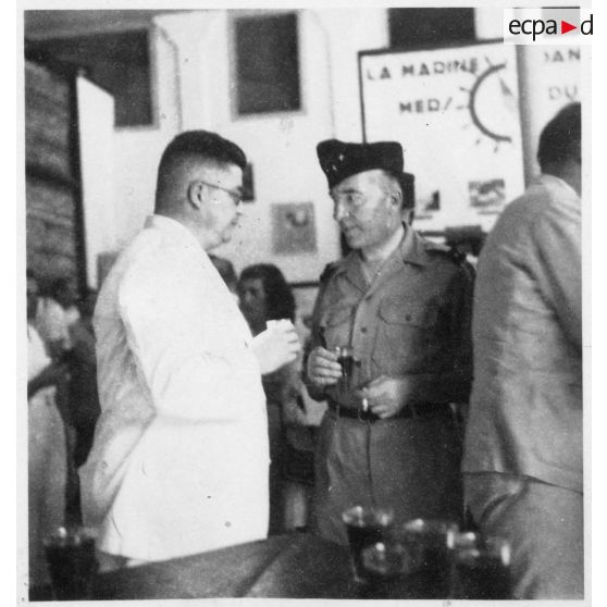 Jean Cédile et le général Nyo discutent lors de l'inauguration du hall d'information de Saigon. [description provisoire]