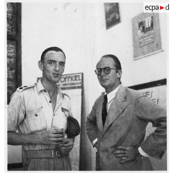 Portrait du lieutenant-colonel britanique Byrnes et de Mr. Robinson, lors de l'inauguration du hall d'information de Saigon. [description provisoire]