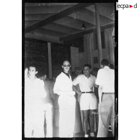 Différentes prises de vue d'une personnalité civile qui participe à l'inauguration du hall d'information de Saigon. [description provisoire]