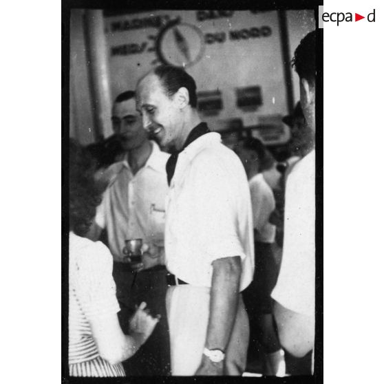 Différentes prises de vue d'une personnalité civile qui participe à l'inauguration du hall d'information de Saigon. [description provisoire]