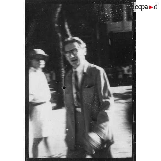 Portrait d'une personnalité civile qui arrive à l'inauguration du hall d'information de Saigon. [description provisoire]