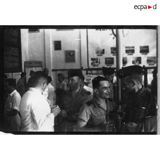 Jean Cédile et le général Nyo discutent lors de l'inauguration du hall d'information de Saigon. [description provisoire]