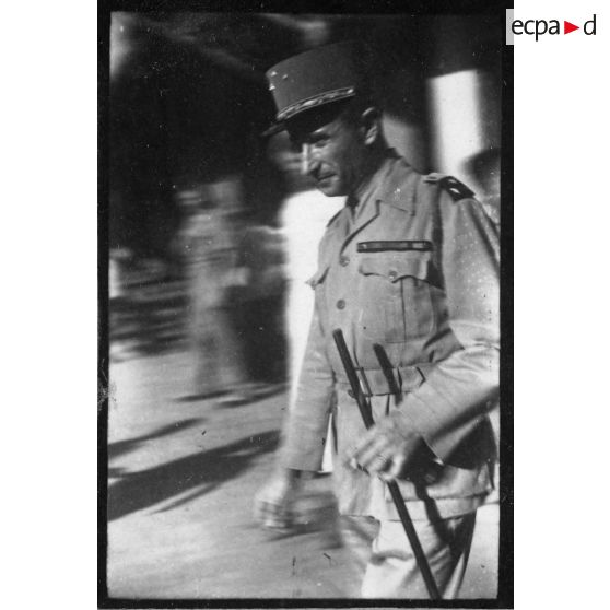 Portrait du Général Alessandri qui se rend à l'inauguration du hall d'information de Saigon. [description provisoire]