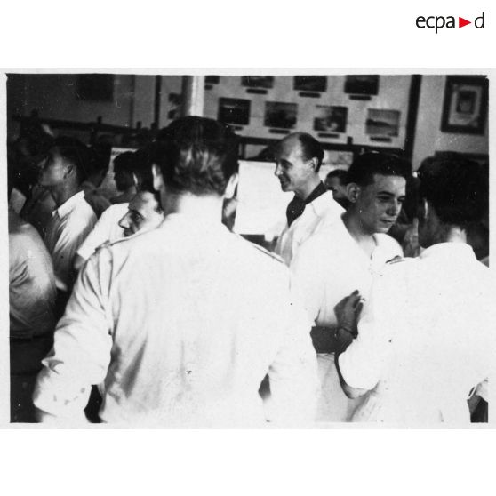 Différentes prises de vue d'une personnalité civile qui participe à l'inauguration du hall d'information de Saigon. [description provisoire]