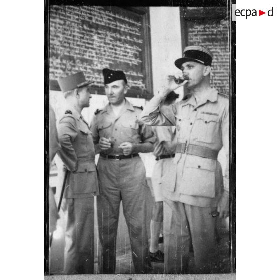 Le général Alessandri discute avec d'autres officiers généraux lors de l'inauguration hall d'information de Saigon.<br> [description provisoire]