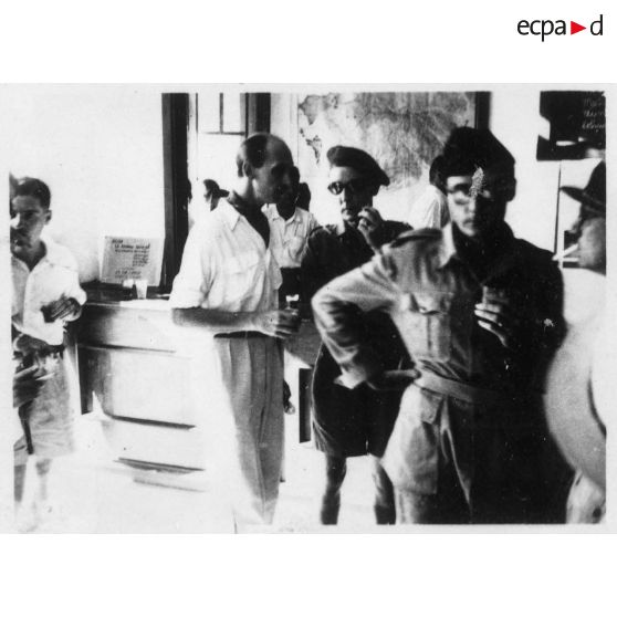 Différentes prises de vue d'une personnalité civile qui participe à l'inauguration du hall d'information de Saigon. [description provisoire]