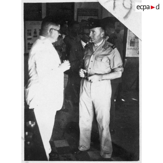 Jean Cédile et le général Nyo discutent lors de l'inauguration du hall d'information de Saigon. [description provisoire]