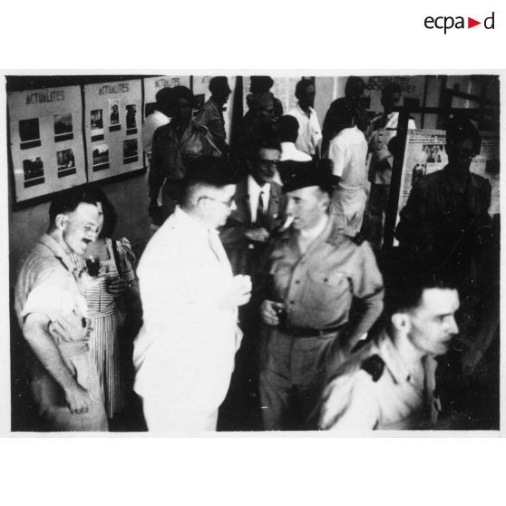 Jean Cédile et le général Nyo discutent lors de l'inauguration du hall d'information de Saigon. [description provisoire]