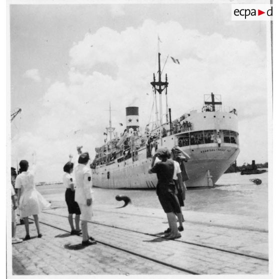 Le paquebot-hôpital "Cap Saint-Jacques" quitte le port de Saigon. [description provisoire]