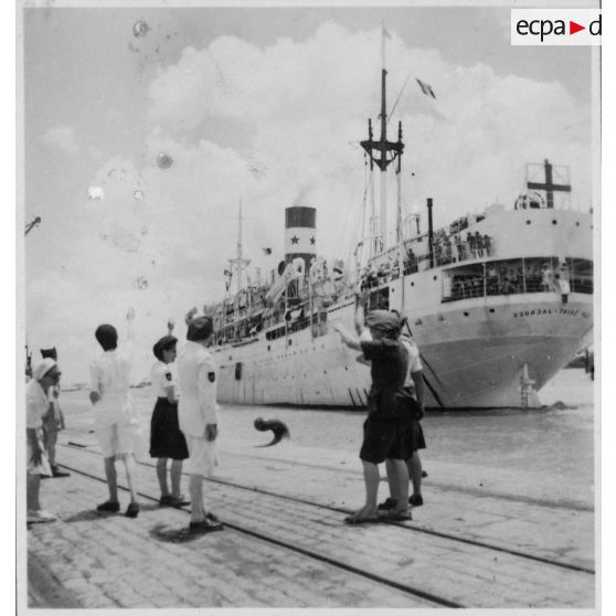 Le paquebot-hôpital "Cap Saint-Jacques" quitte le port de Saigon. [description provisoire]