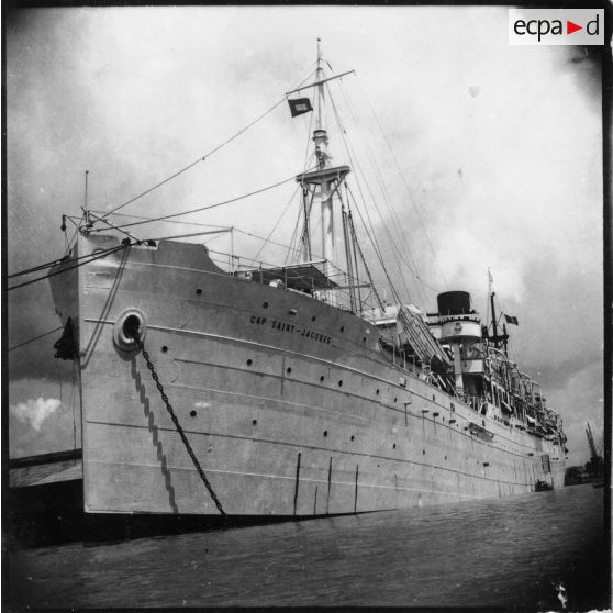 Le paquebot-hôpital "Cap Saint-Jacques" lors de son départ du port de Saigon pour la France.<br><br> [description provisoire]