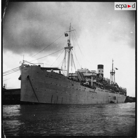 Le paquebot-hôpital "Cap Saint-Jacques" lors de son départ du port de Saigon pour la France.<br><br> [description provisoire]