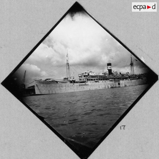 Le paquebot-hôpital "Cap Saint-Jacques" lors de son départ du port de Saigon pour la France.<br><br> [description provisoire]