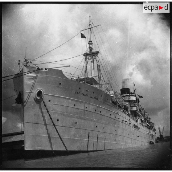 Le paquebot-hôpital "Cap Saint-Jacques" lors de son départ du port de Saigon pour la France.<br><br> [description provisoire]
