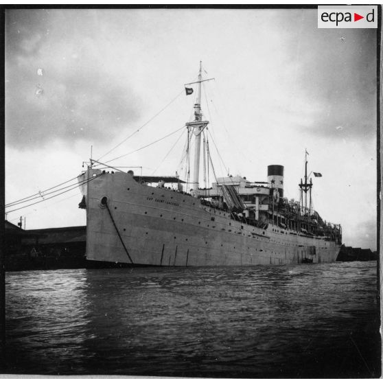 Le paquebot-hôpital "Cap Saint-Jacques" lors de son départ du port de Saigon pour la France.<br><br> [description provisoire]