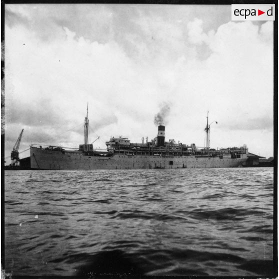 Le paquebot-hôpital "Cap Saint-Jacques" lors de son départ du port de Saigon pour la France.<br><br> [description provisoire]