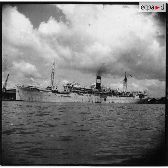 Le paquebot-hôpital "Cap Saint-Jacques" lors de son départ du port de Saigon pour la France.<br><br> [description provisoire]