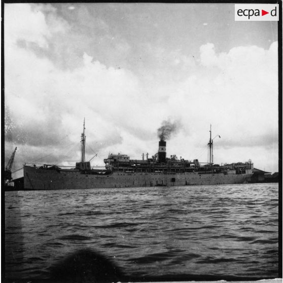 Le paquebot-hôpital "Cap Saint-Jacques" lors de son départ du port de Saigon pour la France.<br><br> [description provisoire]