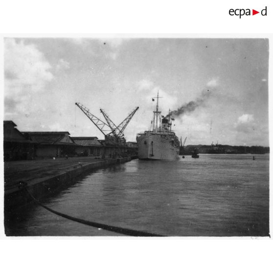 Le paquebot-hôpital "Cap Saint-Jacques" lors de son départ du port de Saigon pour la France.<br><br> [description provisoire]