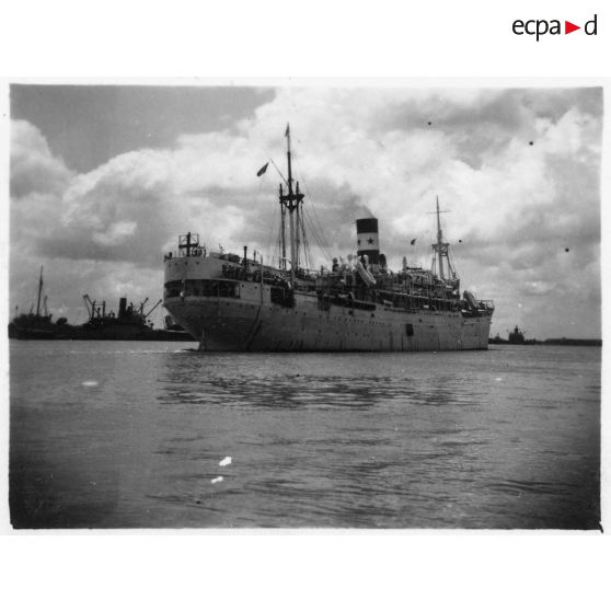 Le paquebot-hôpital "Cap Saint-Jacques" lors de son départ du port de Saigon pour la France.<br><br> [description provisoire]