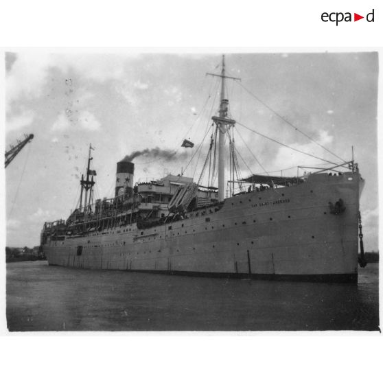 Le paquebot-hôpital "Cap Saint-Jacques" lors de son départ du port de Saigon pour la France.<br><br> [description provisoire]