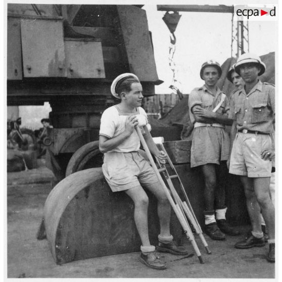 Dans le port de Saigon, les blessés sont embarqués à bord du paquebot-hôpital "Cap Saint-Jacques" en partance pour la France. [description provisoire]