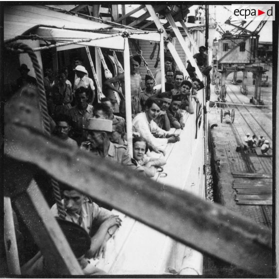 Dans le port de Saigon, départ du paquebot hôpital "Cap Saint-Jacques" pour la France. [description provisoire]