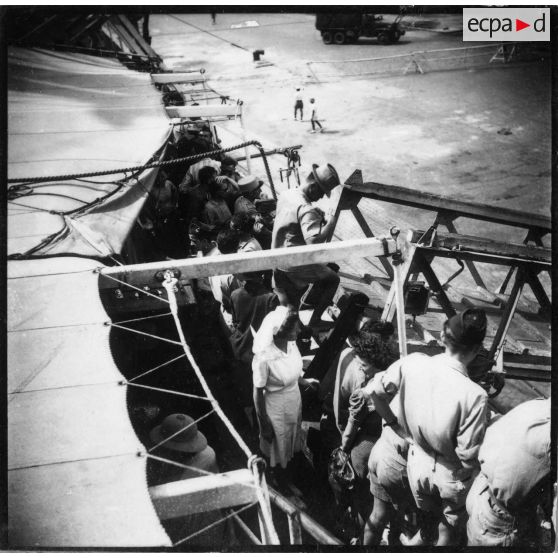 Dans le port de Saigon, départ du paquebot hôpital "Cap Saint-Jacques" pour la France. [description provisoire]