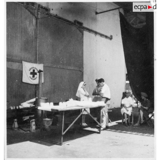 Dans le port de Saigon, les blessés sont embarqués à bord du paquebot-hôpital "Cap Saint-Jacques" en partance pour la France. [description provisoire]