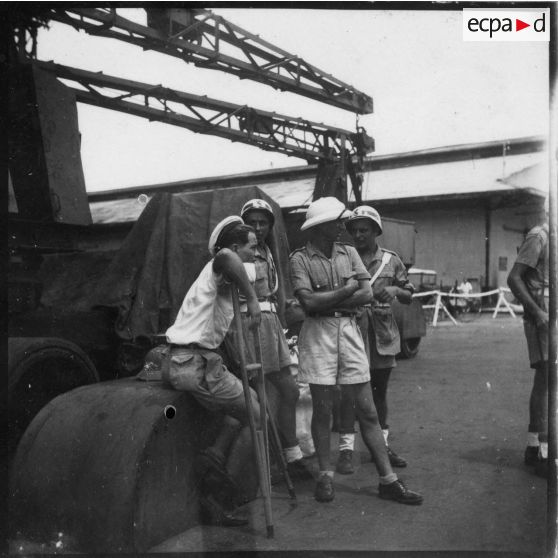 Dans le port de Saigon, les blessés sont embarqués à bord du paquebot-hôpital "Cap Saint-Jacques" en partance pour la France. [description provisoire]