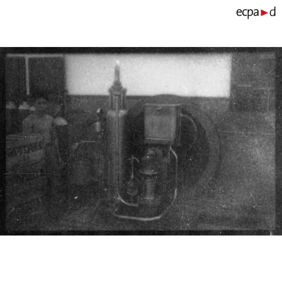 Les employés et les installations de l'usine des Brasseries et Glacières de l'Indochine (BGI) de Saigon. [description provisoire]