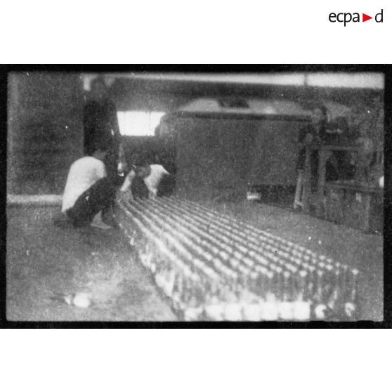 Les employés et les installations de l'usine des Brasseries et Glacières de l'Indochine (BGI) de Saigon. [description provisoire]