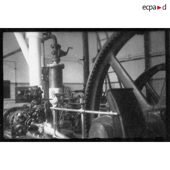 Les employés et les installations de l'usine des Brasseries et Glacières de l'Indochine (BGI) de Saigon. [description provisoire]