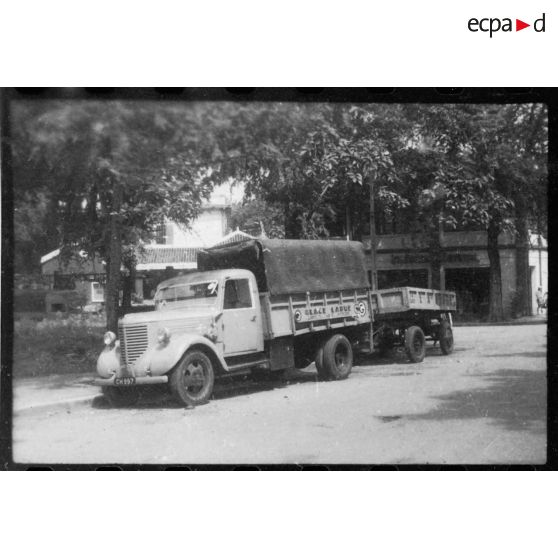Un camion Dodge de la compagnie des Brasseries et Glacières de l'Indochine (B.G.I) dans une rue de Saigon. [description provisoire]