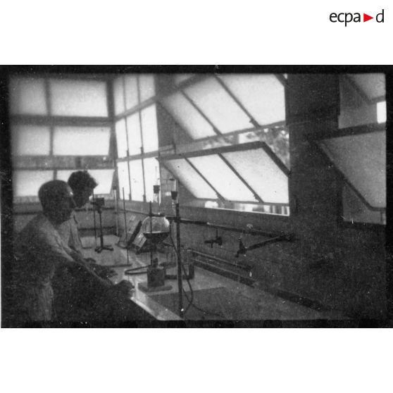 Les employés et les installations de l'usine des Brasseries et Glacières de l'Indochine (BGI) de Saigon. [description provisoire]