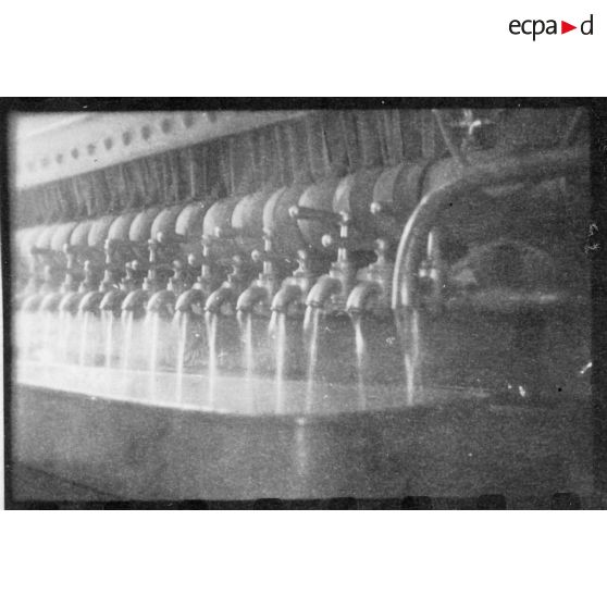 Les employés et les installations de l'usine des Brasseries et Glacières de l'Indochine (BGI) de Saigon. [description provisoire]