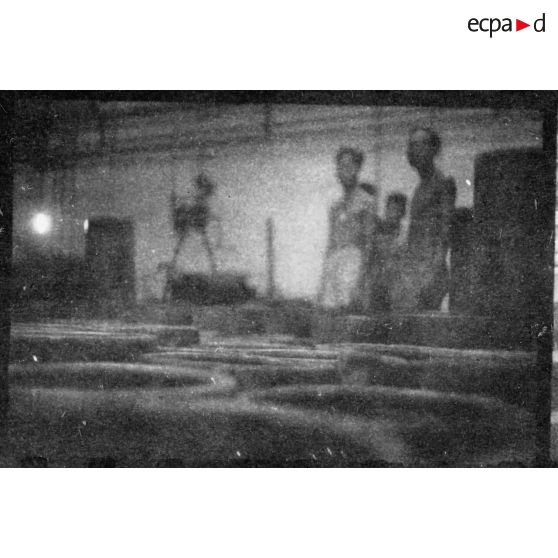 Les employés et les installations de l'usine des Brasseries et Glacières de l'Indochine (BGI) de Saigon. [description provisoire]