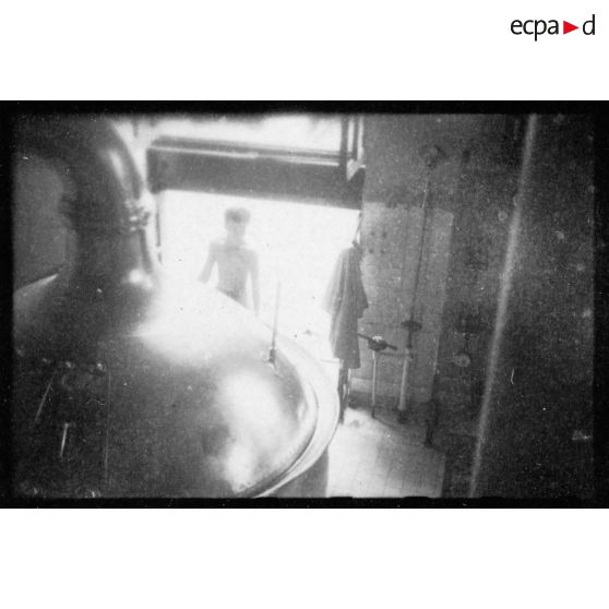 Les employés et les installations de l'usine des Brasseries et Glacières de l'Indochine (BGI) de Saigon. [description provisoire]