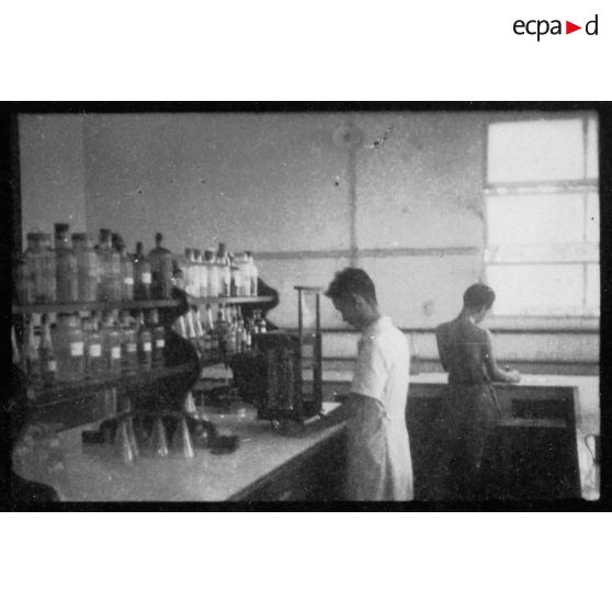 Les employés et les installations de l'usine des Brasseries et Glacières de l'Indochine (BGI) de Saigon. [description provisoire]