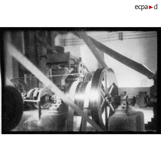 Les employés et les installations de l'usine des Brasseries et Glacières de l'Indochine (BGI) de Saigon. [description provisoire]