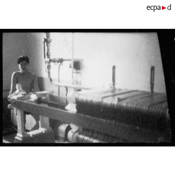 Les employés et les installations de l'usine des Brasseries et Glacières de l'Indochine (BGI) de Saigon. [description provisoire]