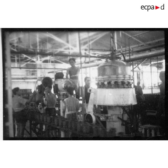 Les employés et les installations de l'usine des Brasseries et Glacières de l'Indochine (BGI) de Saigon. [description provisoire]