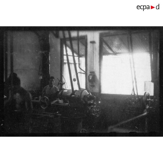 Les employés et les installations de l'usine des Brasseries et Glacières de l'Indochine (BGI) de Saigon. [description provisoire]