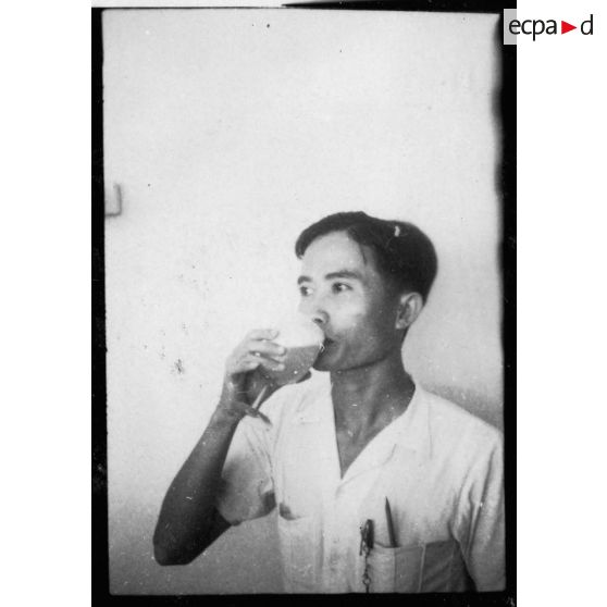 Un employé vietnamien de l'usine des Brasseries et Glacières d'Indochine de Saigon goûte la production. [description provisoire]